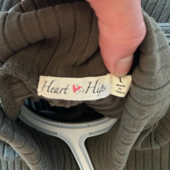 Heart Hips Green Ribbed Crop Tank Top - Picture 2 of 3